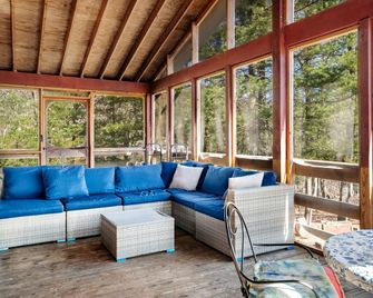 Cabin w New Hot Tub, River, Kayak, WiFi, & Fire Pit - Great Cacapon - Living room