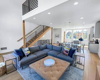 New! Modern Ski-in/Ski-out Mountain View Chalet by Village + Hot Tub/EV Charging - Snoqualmie Pass - Sala de estar