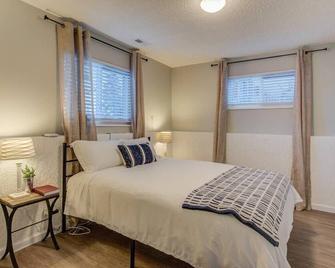 Romantic Getaway Base of Mountains Parks & Trails - Colorado Springs - Habitación
