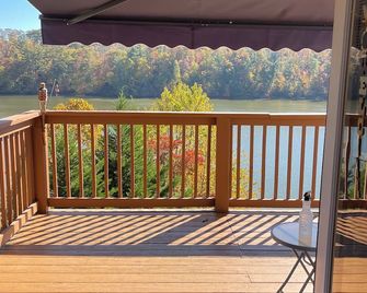Peaceful Lakefront Serenity - Hickory - Balcony
