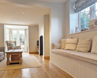 Spence Cottage, Birdham - a cottage that sleeps 5 guests in 2 bedrooms - Chichester - Living room