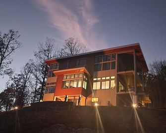 Modern 5 bedroom retreat w/ mountain views. Sauna + Wood fired pizza oven! - Nellysford - Building