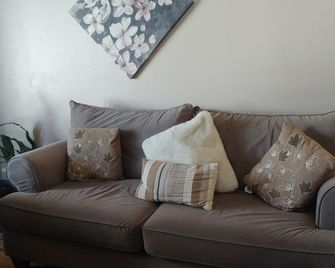 Calm And Clean Place To Stay - Edmonton - Living room