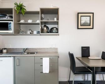 Two Tree Lodge - Blenheim - Kitchen