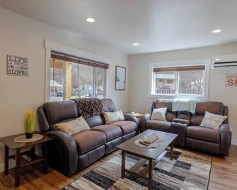 The Silver Mountain Chalet- Private Hot Tub! - Kellogg - Living room