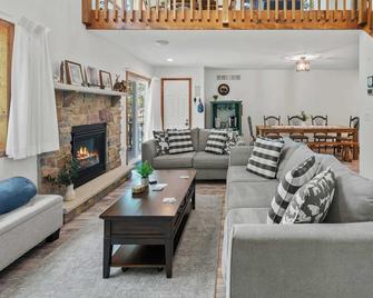 Maple Oasis by Avantstay Newly Built w/ Hot Tub, Game Room & Fire Pit - Blakeslee - Sala de estar