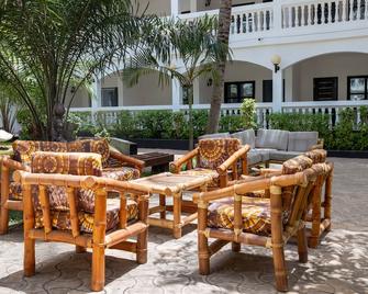 Sarges Hotel - Serrekunda - Terasa