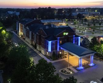 هوليداي إن إكسبرس آند سويتس ويليامسبرج باي آيتش جي - وليامز (فرجينيا) - مبنى