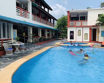 Badladz Beach and Dive Resort - Puerto Galera - Pool
