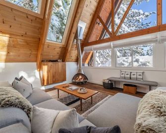 Mountain Modern The Tahoe A-Frame w Private Pier - Homewood - Living room