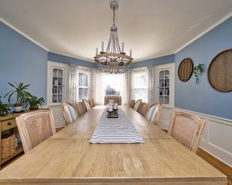 Perfect Family Getaway! Quick walk to village, beach nearby, loaded amenities - Dartmouth - Comedor