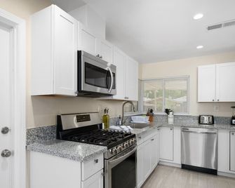 Secluded & Cozy 3B/1Bth w GreatA to Airport - Fresno - Kitchen