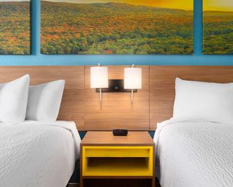 Days Inn & Suites by Wyndham Indianapolis Airport East - Indianapolis - Bedroom