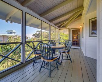 Honomu Home w/ Screened Lanai + Ocean Views! - Honomu - Balcony