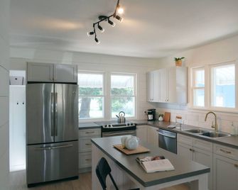 Family-friendly charming home with garden - Coaldale - Kitchen