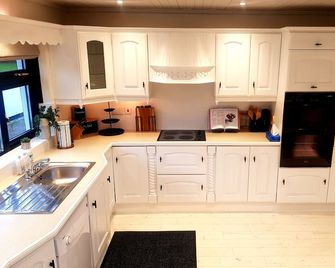 Pristine Carlingford Mountain Retreat and Getaway - Dundalk - Kitchen