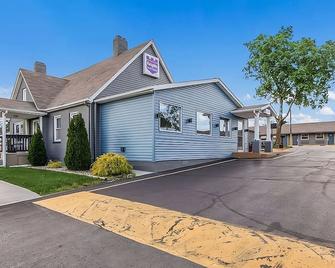 Outdoor Getaway in Knights Inn & Suites Salem Pet-Friendly, Parking - Salem - Building