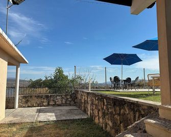 Charming 2-bedroom cottage with WiFi, AC in tranquil Tequesquitengo - Tequesquitengo - Balcón