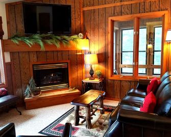 Cozy Cabin on the Lake Minutes from Boulder Jct & Snowmobile Trail #15 - Boulder Junction - Living room