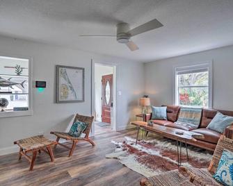 Tampa Bay Area Cottage with Gas Grill and Fire Pit! - Safety Harbor - Living room