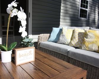 Swansboro Place: Heated Screened Pool & Game Room - Swansboro - Living room