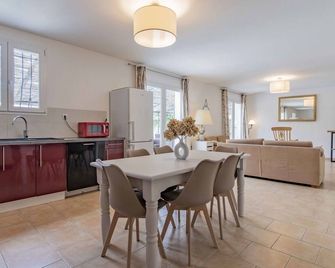 Beautiful private villa for 6 people with A/C, private pool, WIFI, TV and patio - Saint-Didier - Dining room