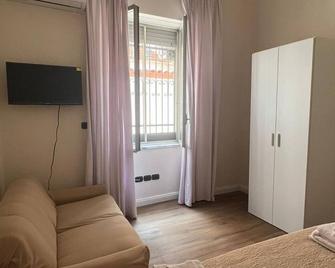 ReggioDuomo located in the historic center: 50 mt. Cathedral 350 mt. waterfront - Reggio Calabria - Wohnzimmer