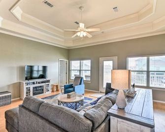 Family Retreat with Man Cave - Crystal Beach - Sala de estar