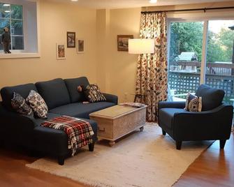 A Tranquil Hideaway - Sooke - Wohnzimmer