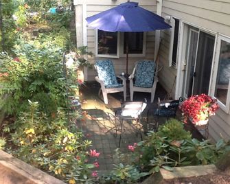 Homey Cottage Studio on Lake Huron for Week-Long Getaway near Grand Bend, Ontario - Grand Bend - Patio
