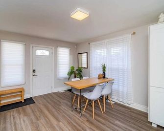 Entire house/Open Concept Relaxing 5 Min drive/ about 25 Min walk to Falls - Niagara Falls - Dining room