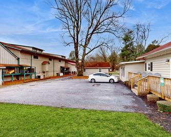 Contemporary downtown Helen suite with shared deck, yard, and free WiFi - Helen - Edificio