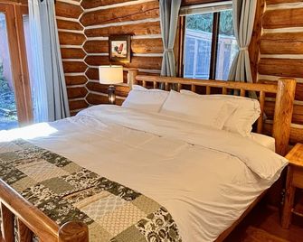 Farmstay in the Woods at Cedrus Farms - Carnation