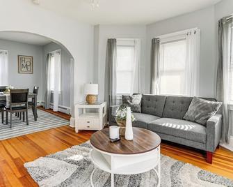 2 Mi to Governor Notte Park: Apt w/ Balcony! - North Providence - Living room