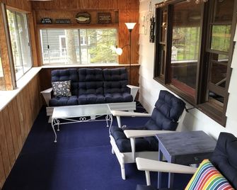 Rustic Lakefront Cottage with private dock on Lake Wallenpaupack - Lakeville - Living room