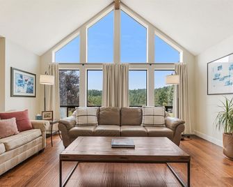 Stunning New Listing - Beckham Estate Vineyard Guesthouse - Sherwood - Living room