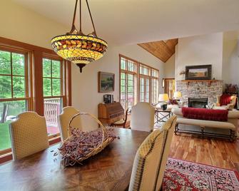 Pristine Lake Sylvia Getaway w/accomidations perfect for large or small groups! - Annandale - Dining room