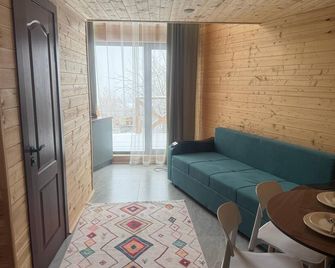 Charming 2-bedroom chalet with AC, WiFi in nice Almaty with Mountain View - Almaty - Salon