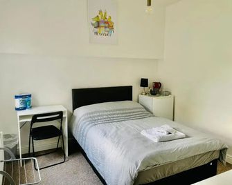 305 High Town Road - Luton - Bedroom