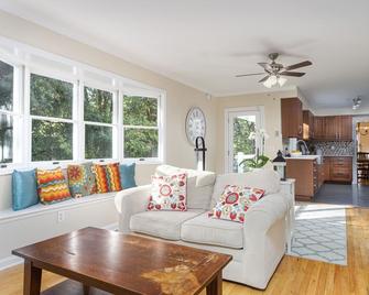Lake Oswego Home for the Summer ! Central to Restaurants and All PDX Offerings - Lake Oswego - Living room