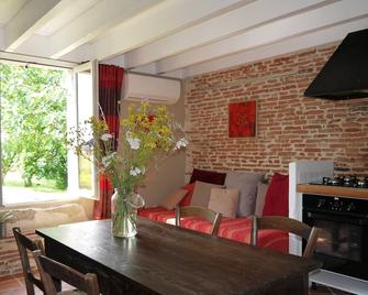 Charming Gîte. Velo Voie Verte. Pommevic. 3 Pers - Pommevic - Comedor