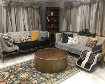 4 Bedroom House perfect for families! Near Beach! - Glen Cove - Living room