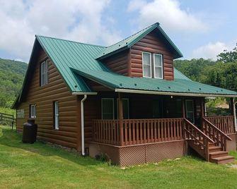Wild Horse Lodge at Highland Hideaways near Grayson Highlands - Arcade/Theater - Mouth of Wilson - Building