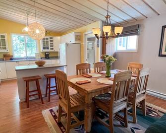 3 Bedroom Beachfront Cottage on Lake of the Woods - Kenora - Restaurant