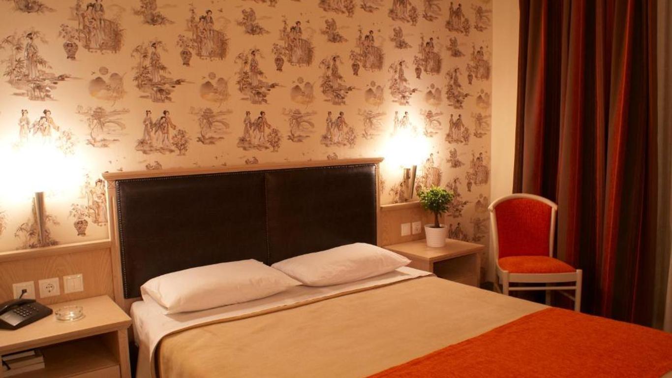 Iris Hotel