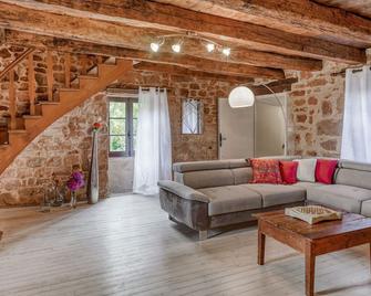 Tranquil holiday home with private pool - Teillots - Sala de estar