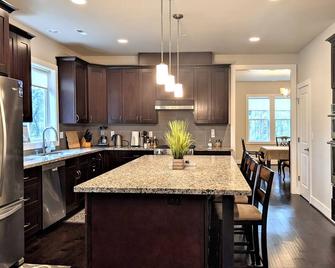 Gorgeous Home Surrounded By Woods Near Redmond, Family Friendly, Peaceful! - Sammamish - Kitchen