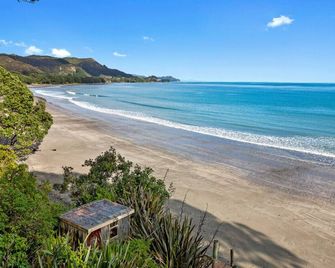 Beachfront Breakaway - Te Kaha - Playa