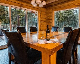 Les Chalets Tourisma - Chalet en bois rond avec spa et lac privé - Le Caribou - St-Raymond - Dining room
