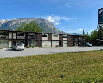 Yam 25 - Upper Family Suite - Dead Man's Flats - Building